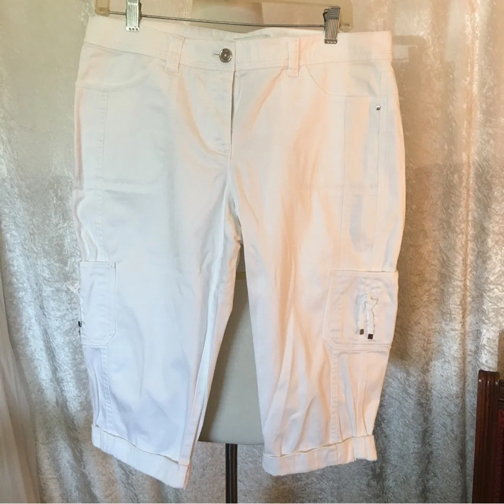 White House Black Market White Capri Pants Size 8